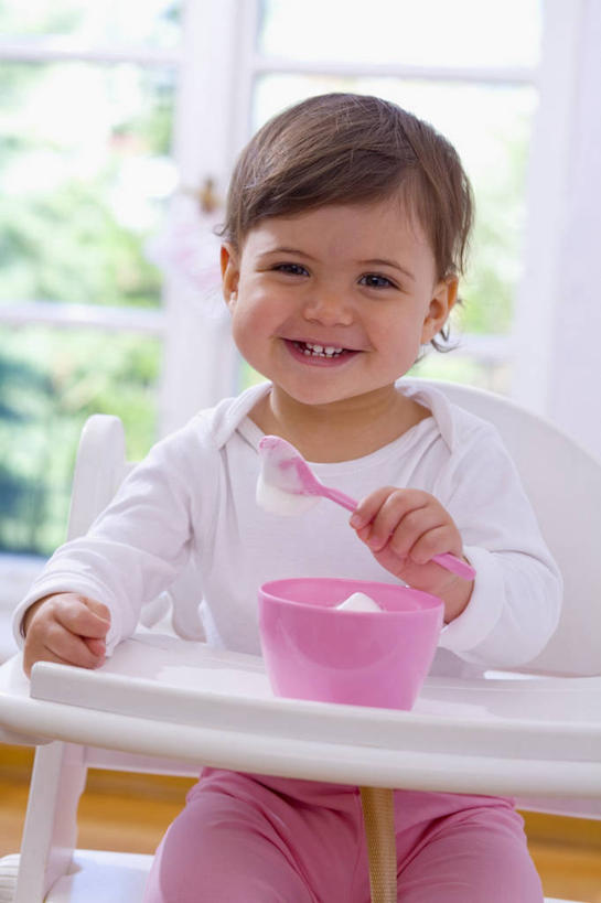 点心,西方人,儿童,一个人,坐,笑,微笑,露齿笑,竖图,室内,白天,正面,纯洁,植物,窗户,椅子,欧洲,欧洲人,仅一个女性,仅一个人,握,服装,勺子,陶瓷,食品,甜点,甜品,陶瓷制品,拿,拿着,注视,休闲装,玻璃窗,树,树木,食物,糕点,小孩,衣服,绿色,自然,容器,调羹,汤匙,碗,甜食,奶油,观察,看,仅一个小孩,休闲,休闲服,可爱,童年,童趣,握着,服饰,生长,成长,观看,储藏,察看,乳制品,储存,关注,儿童椅,婴儿椅,童真,烂漫,无邪,激凌,克林姆,淇淋,宝宝餐椅,宝宝椅,儿童餐椅,婴儿高脚椅,天真,女孩,女人,女性,白种人,孩子,坐着,半身,彩图,贮存,女生