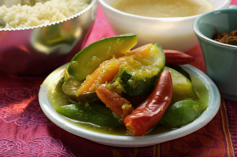 米饭,无人,横图,俯视,室内,特写,白天,桌面,桌子,辣椒,蔬菜,餐具,阴影,红色背景,朦胧,模糊,新鲜,反射,木制,碟子,盘,影子,陶瓷,食品,西葫芦,陶瓷制品,饭,食物,盘子,木制品,容器,碟,碗,白瓜,摄影,有机食品,绿色食品,影棚,储藏,五谷,储存,彩椒,辣角,红海椒,大椒,辣虎,广椒,茭瓜,甜椒,柿子椒,辣子,海椒,番椒,灯笼椒,彩图,高角度拍摄,影棚拍摄,拍摄,贮存