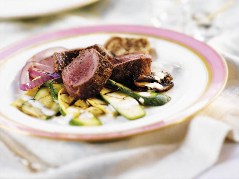 无人,横图,俯视,室内,特写,白天,白色背景,烹饪,西餐,桌面,桌子,蔬菜,洋葱,餐具,阴影,朦胧,模糊,新鲜,反射,木制,碟子,盘,影子,肉,羊排,料理,食品,羊肉,菜肴,美食,肉类,食物,盘子,餐巾,木制品,碟,西式,摄影,佳肴,有机食品,绿色食品,影棚,玉葱,肉食,保洁方巾,口布,圆葱,洋葱头,球葱,葱头,彩图,高角度拍摄,影棚拍摄,拍摄,红洋葱