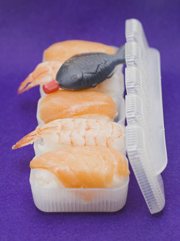 米饭,三文鱼,寿司,无人,竖图,俯视,室内,特写,白天,烹饪,桌面,桌子,鲑鱼,一排,阴影,紫色背景,整齐,反射,木制,影子,塑料,虾,日本料理,料理,食品,饭,菜肴,美食,盒子,食物,排列,一个,木制品,容器,塑料制品,日式料理,日式,摄影,佳肴,影棚,单个,储藏,大马哈鱼,五谷,储存,队列,手握寿司,醋饭,斑节对虾,斑节虾,握寿司,押寿司,撒蒙鱼,萨门鱼,冰海之皇,鲑,马哈鱼,麻哈鱼,大麻哈鱼,日本对虾,竹节虾,四喜饭,彩图,高角度拍摄,影棚拍摄,拍摄,贮存