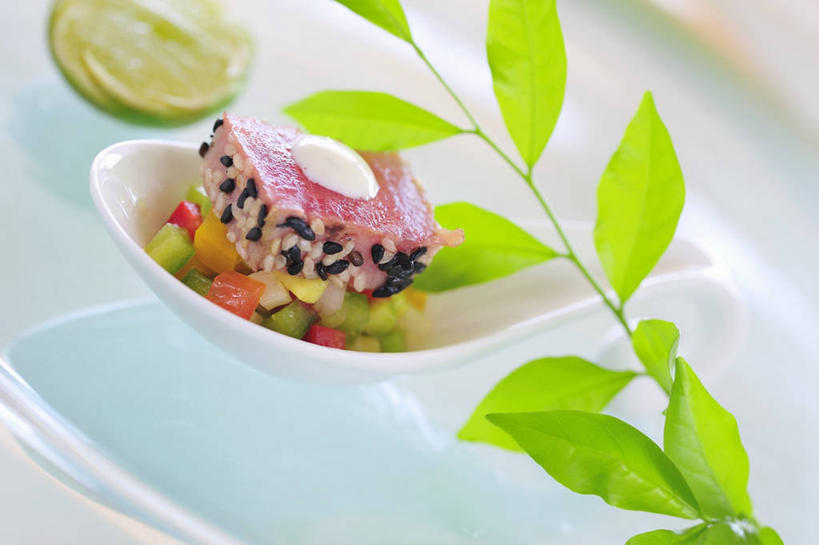 海鲜,无人,横图,俯视,室内,特写,白天,桌面,桌子,芒果,木瓜,蔬菜,餐具,叶子,阴影,朦胧,模糊,新鲜,反射,木制,碟子,盘,影子,陶瓷,生食,沙拉,食品,绿叶,陶瓷制品,鲔鱼,色拉,水产,金枪鱼,沙律,食物,盘子,木制品,容器,碟,碗,嫩叶,有机食品,绿色食品,色拉酱,储藏,吞拿鱼,储存,海产品,千岛酱,酸橙,代代,奶匏,蓬生果,乳瓜,石瓜,万寿匏,叶,叶片,望果,万寿果,蜜望,檬果,闷果,漭果,杧果,番木瓜,橙子,橙,庵波罗果,彩图,高角度拍摄,海鲜沙拉,贮存