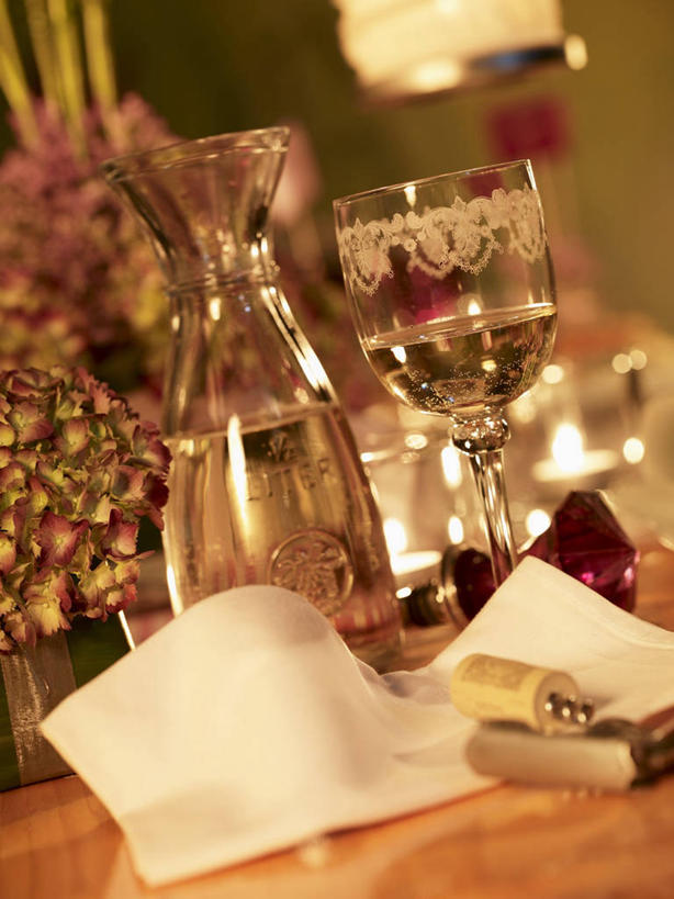 红酒,葡萄酒,无人,竖图,室内,特写,白天,正面,桌面,桌子,杯子,阴影,朦胧,模糊,反射,木制,高脚杯,开瓶器,影子,红酒杯,白葡萄酒,酒类,开瓶,红酒瓶,玻璃制品,酒,酒瓶,饮料,玻璃瓶,餐巾,酒杯,木制品,瓶子,瓶塞,开启,葡萄酒杯,葡萄酒瓶,保存,密封,启瓶器,瓶启,保洁方巾,红酒酒启,红酒开瓶器,红酒启瓶器,酒刀,酒开,酒起,口布,葡萄酒开酒器,葡萄酒开瓶器,玻璃杯,彩图,酒具