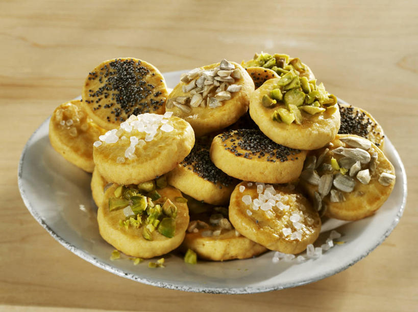 点心,奶酪,无人,横图,俯视,室内,特写,白天,桌面,桌子,餐具,一堆,许多,阴影,堆叠,堆积,朦胧,模糊,反射,木制,碟子,盘,影子,干酪,起司,食品,芝士,营养,食物,盘子,木制品,碟,饼干,零食,乳酪,堆,乳制品,发酵,彩图,高角度拍摄