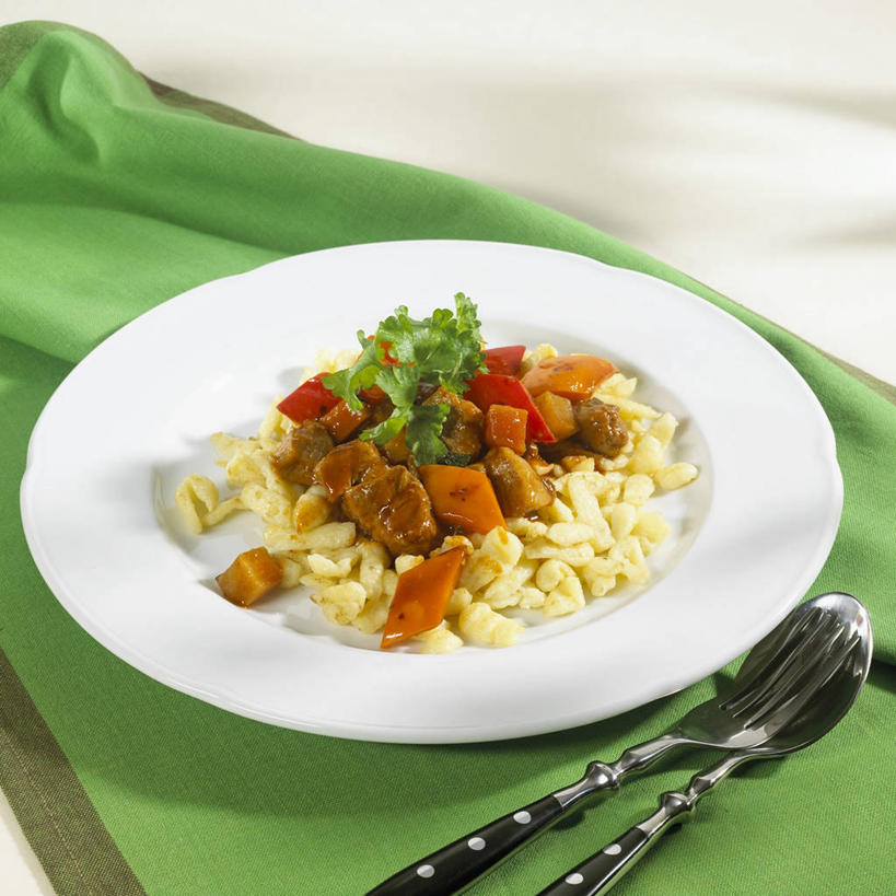 无人,方图,俯视,室内,特写,白天,白色背景,烹饪,西餐,桌面,桌子,辣椒,蔬菜,土豆,餐具,阴影,新鲜,反射,木制,叉子,碟子,盘,影子,勺子,肉,牛肉,料理,食品,菜肴,美食,肉类,食物,绿色,盘子,餐巾,木制品,调羹,碟,汤匙,西式,摄影,佳肴,有机食品,绿色食品,影棚,肉食,彩椒,餐叉,辣角,红海椒,大椒,辣虎,广椒,馍馍蛋,保洁方巾,口布,进餐用具,洋芋,甜椒,柿子椒,山药蛋,马铃薯,辣子,海椒,番椒,灯笼椒,彩图,高角度拍摄,影棚拍摄,拍摄