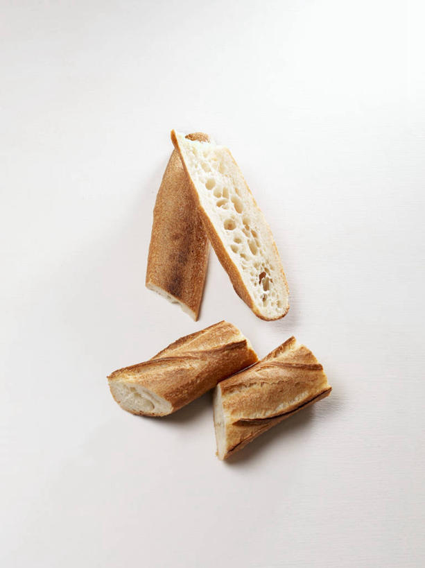 点心,面包,无人,竖图,俯视,室内,特写,白天,白色背景,桌面,桌子,切开,阴影,反射,木制,影子,食品,面点,法国面包,食物,糕点,木制品,切,摄影,影棚,法棍,长棍面包,剖面,切面,法式长棍面包,彩图,高角度拍摄,影棚拍摄,拍摄