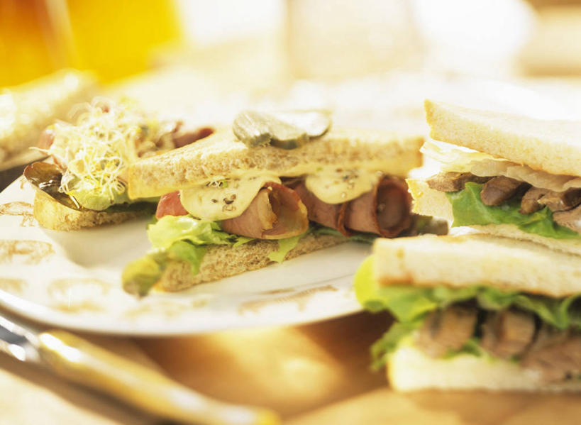 点心,面包,无人,横图,俯视,室内,特写,白天,烹饪,西餐,桌面,桌子,蔬菜,阴影,朦胧,模糊,新鲜,反射,木制,影子,生菜,莴苣,肉,牛肉,三明治,料理,食品,面点,吐司,菜肴,美食,肉类,食物,糕点,木制品,快餐,西式,佳肴,有机食品,绿色食品,法式面包,肉食,吐司面包,西式快餐,三文治,春菜,鹅仔菜,莴仔菜,千金菜,叶用莴苣,奶油生菜,彩图,高角度拍摄,多士,听型面包