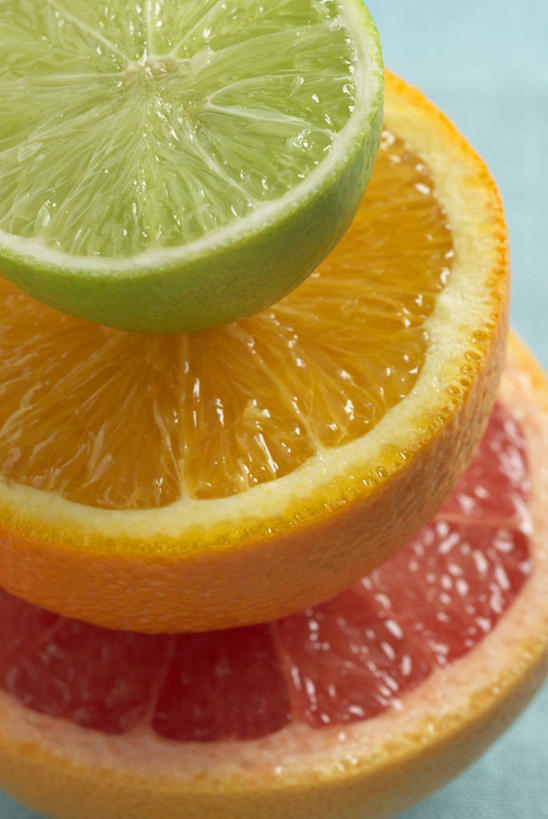 无人,竖图,俯视,室内,特写,白天,桌面,桌子,水果,切开,阴影,蓝色背景,朦胧,模糊,新鲜,反射,木制,影子,生食,食品,果实,葡萄柚,食物,三个,木制品,西柚,切,摄影,有机食品,绿色食品,影棚,甜橙,血橙,剖面,切面,酸橙,朱栾,代代,橙子,橙,彩图,高角度拍摄,影棚拍摄,拍摄,鹄壳,黄橙,黄果,金橙,金环,金球,糖橙