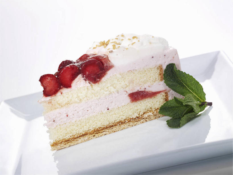 点心,无人,横图,俯视,室内,特写,白天,白色背景,下午茶,桌面,桌子,草莓,浆果,餐具,水果,叶子,阴影,新鲜,反射,木制,碟子,盘,影子,生食,食品,甜点,甜品,果实,绿叶,食物,糕点,盘子,木制品,碟,甜食,奶油,奶油蛋糕,嫩叶,摄影,有机食品,绿色食品,影棚,乳制品,激凌,克林姆,淇淋,磅蛋糕,叶,叶片,洋莓,水果皇后,红莓,地莓,彩图,高角度拍摄,影棚拍摄,拍摄,蛋糕