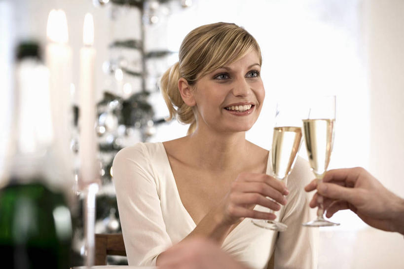 葡萄酒,西方人,中年人,两个人,家庭,夫妻,坐,笑,微笑,露齿笑,横图,室内,白天,正面,爱情,奢侈,快乐,植物,窗户,杯子,照明,欧洲,圣诞节,欧洲人,握,服装,节日,朦胧,模糊,庆祝,装饰,环绕,缠绕,彩灯,高脚杯,挂饰,灯光,圣诞树,圣诞球,浪漫,拿,拿着,注视,休闲装,文化,玻璃窗,玻璃制品,灯,酒,球,树,树木,饮料,衣服,绿色,自然,酒杯,灯具,香槟,干杯,观察,看,碰杯,庆典,休闲,球体,温暖,温馨,一家人,休闲服,恩爱,交际,友好,诱惑,握着,恋人,服饰,花灯,生长,成长,观看,纪念,华丽,修饰,照亮,庆贺,点缀,和睦,察看,照明设备,关注,礼仪,敬酒,纠缠,香槟杯,劝酒,衬托,美观,雅致,雅观,气泡酒,起泡酒,汽酒,男人,男性,女人,女性,中年男性,中年女性,白种人,夫妇,情侣,玻璃杯,坐着,半身,彩图,高兴,欢笑,伴侣,融洽