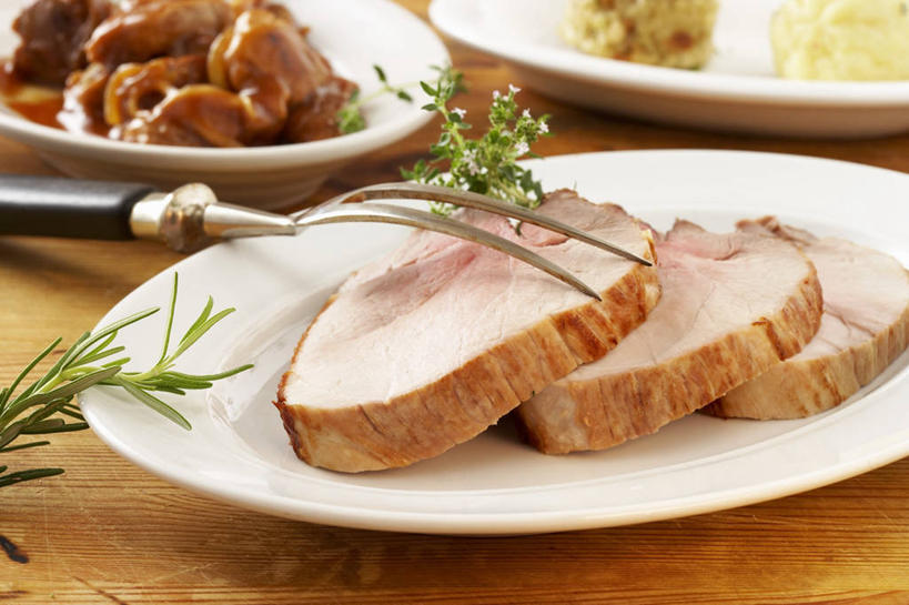 无人,横图,俯视,室内,特写,白天,烧烤,桌子,蔬菜,土豆,餐具,阴影,朦胧,模糊,新鲜,反射,叉子,刀叉,刀子,碟子,盘,影子,肉,食品,烤架,烤肉,猪肉,肉类,食物,盘子,碟,铁架,有机食品,绿色食品,餐刀,肉食,餐叉,豚肉,馍馍蛋,床上桌,懒人桌,进餐用具,洋芋,山药蛋,马铃薯,彩图,高角度拍摄