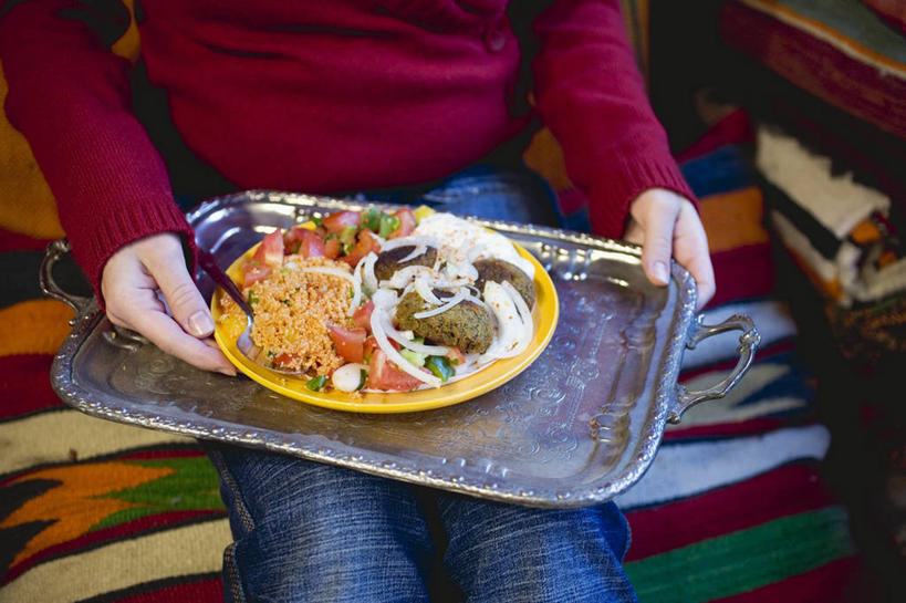 面食,面条,西方人,手,一个人,坐,横图,俯视,室内,特写,白天,毛衣,沙发,蔬菜,餐具,欧洲,欧洲人,双手,仅一个年轻女性,仅一个女性,仅一个人,握,裤子,朦胧,模糊,新鲜,碟子,烤盘,盘,豆类,面,食品,拿,拿着,牛仔裤,食物,盘子,碟,手部,握着,有机食品,绿色食品,线衫,布艺沙发,鹰嘴豆,回鹘豆,桃豆,鸡豆,诺胡提,年轻女性,女人,女性,白种人,坐着,半身,彩图,高角度拍摄,绒衣,套衫,套头毛衣,线衣