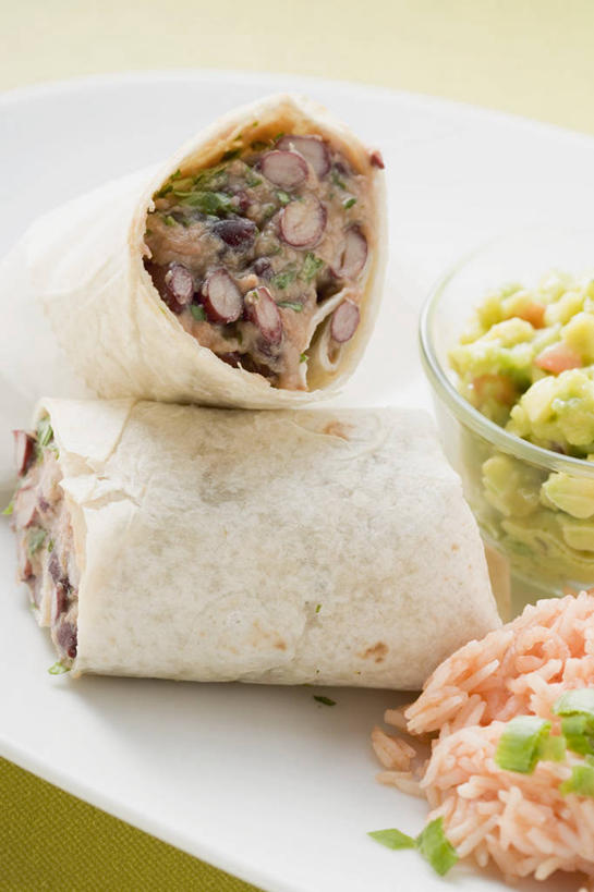 点心,无人,竖图,俯视,室内,特写,白天,植物,桌面,桌子,蔬菜,餐具,水果,玻璃,绿色背景,阴影,朦胧,模糊,新鲜,反射,木制,碟子,盘,影子,豆类,豆子,生食,食品,果实,文化,蔬果,饼,小吃,玻璃制品,食物,糕点,盘子,木制品,容器,碟,碗,甜食,酪梨,鳄梨,摄影,有机食品,绿色食品,影棚,储藏,油梨,储存,鹰嘴豆,豆科,玉米饼,樟梨,牛油果,彩图,高角度拍摄,影棚拍摄,拍摄,贮存