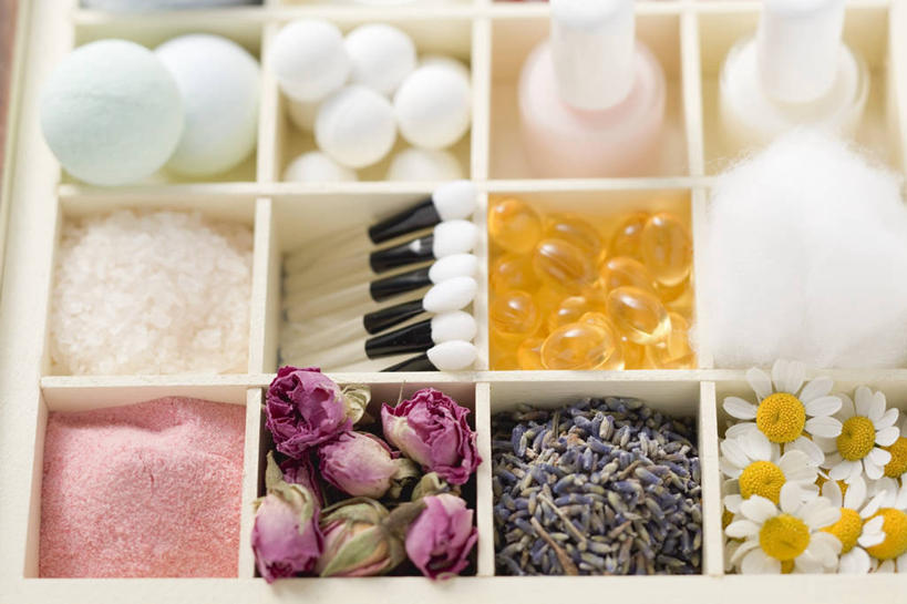 无人,横图,俯视,室内,特写,白天,爱情,化妆,美容,护肤,阴影,装饰,盛开,反射,木制,海绵,木盒,影子,浪漫,花蕾,指甲油,花,花瓣,花朵,鲜花,木制品,瓶子,容器,塑料制品,洗浴用品,香草,花苞,花蕊,薰衣草,清洁,保养,享受,休闲,塑料瓶,放松,保健,摄影,甘菊,影棚,储藏,华丽,修饰,点缀,浴盐,护肤品,喷雾瓶,储存,护肤用品,呼吸,舒缓,养颜,洗脸海绵,洗脸扑,洗脸绵,去污,紧肤,嫩肤,灵香草,黄香草,杭菊花,衬托,美观,雅致,雅观,高尚,奇迹,杭白菊,洗涤,彩图,高角度拍摄,影棚拍摄,拍摄,喷瓶,贮存