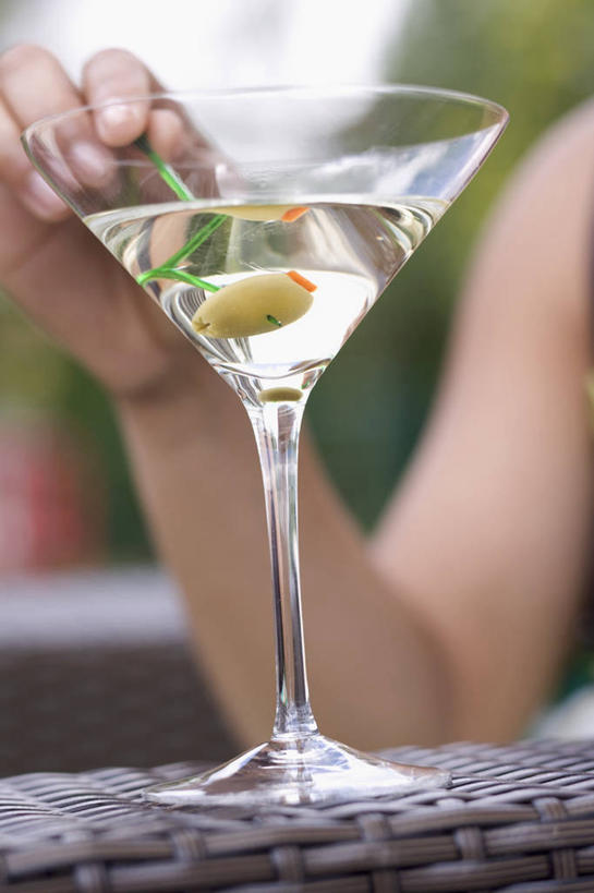 西方人,手,一个人,坐,竖图,室外,特写,白天,正面,桌面,桌子,橄榄,水果,欧洲,欧洲人,仅一个年轻女性,仅一个女性,仅一个人,握,朦胧,模糊,新鲜,大理石,生食,食品,果实,酒类,拿,拿着,文化,竹签,酒,食物,饮料,鸡尾酒,手部,调酒,握着,有机食品,绿色食品,单手,创造,想象,马提尼,取食签,马提尼酒,大理石制品,年轻女性,女人,女性,白种人,青果,白榄,坐着,半身,彩图