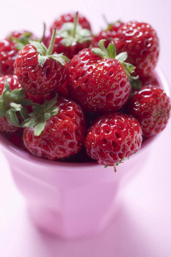 无人,竖图,俯视,室内,特写,白天,桌面,桌子,草莓,浆果,杯子,水果,一堆,许多,阴影,堆叠,堆积,粉色背景,朦胧,模糊,新鲜,反射,木制,影子,陶瓷,生食,食品,果实,陶瓷制品,食物,一个,粉色,马克杯,木制品,水杯,摄影,有机食品,绿色食品,影棚,单个,堆,洋莓,水果皇后,红莓,地莓,彩图,高角度拍摄,影棚拍摄,拍摄