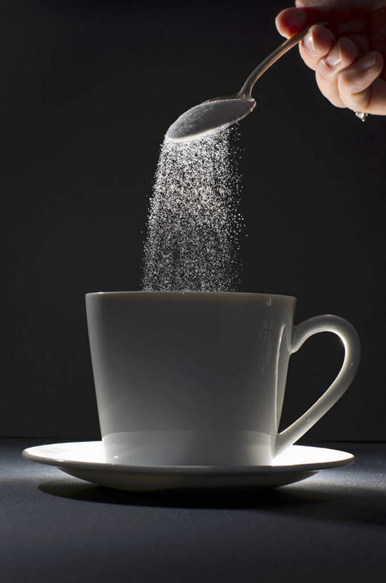 西方人,手,一个人,竖图,室内,特写,白天,正面,桌面,桌子,杯子,餐具,欧洲,欧洲人,仅一个男性,仅一个人,握,黑色背景,木制,瓷器,碟子,盘,勺子,调料,糖,咖啡杯,陶瓷制品,调味品,拿,调味料,拿着,仅一个年轻男性,盘子,木制品,调羹,碟,汤匙,手部,握着,摄影,影棚,单手,下降,瓷杯,降落,降低,下跌,下落,男人,男性,年轻男性,白种人,半身,彩图,影棚拍摄,拍摄