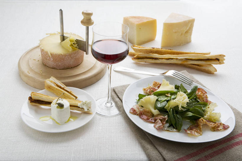 奶酪,红酒,葡萄酒,无人,横图,俯视,室内,特写,白天,白色背景,桌面,桌子,菠菜,蔬菜,杯子,餐具,阴影,朦胧,模糊,新鲜,反射,木制,碟子,高脚杯,罐子,盘,影子,干酪,起司,食品,案板,红酒杯,酒类,芝士,营养,玻璃制品,酒,砧板,食物,饮料,盘子,玻璃瓶,餐巾,酒杯,木制品,瓶子,碟,红葡萄酒,乳酪,摄影,有机食品,绿色食品,影棚,乳制品,葡萄酒杯,发酵,保洁方巾,口布,玻璃杯,鹦鹉菜,鼠根菜,角菜,红嘴绿鹦哥,赤根菜,菠薐菜,波斯草,彩图,高角度拍摄,影棚拍摄,拍摄