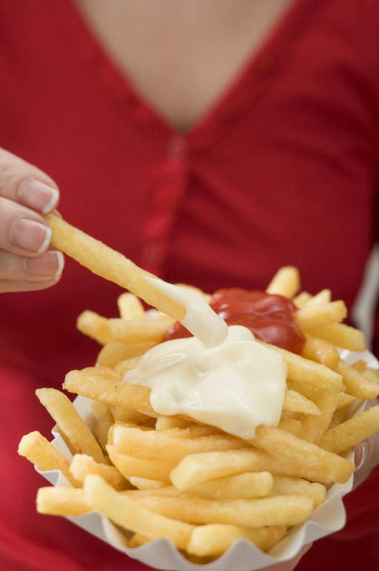 西方人,手,一个人,站,竖图,室内,特写,白天,正面,烹饪,西餐,餐桌,桌子,欧洲,欧洲人,仅一个年轻女性,仅一个女性,仅一个人,握,服装,朦胧,模糊,纸盒,调料,酱料,酱汁,茄汁,佐料,美乃滋,料理,食品,调味品,拿,调味料,拿着,休闲装,番茄酱,薯条,酱,菜肴,美食,盒子,食物,衣服,红色,包装盒,快餐,站着,休闲,手部,休闲服,西式,握着,服饰,佳肴,餐台,单手,西式快餐,垃圾食品,蛋黄酱,蛋黄沙拉酱,调味油,年轻女性,女人,女性,白种人,站立,半身,彩图