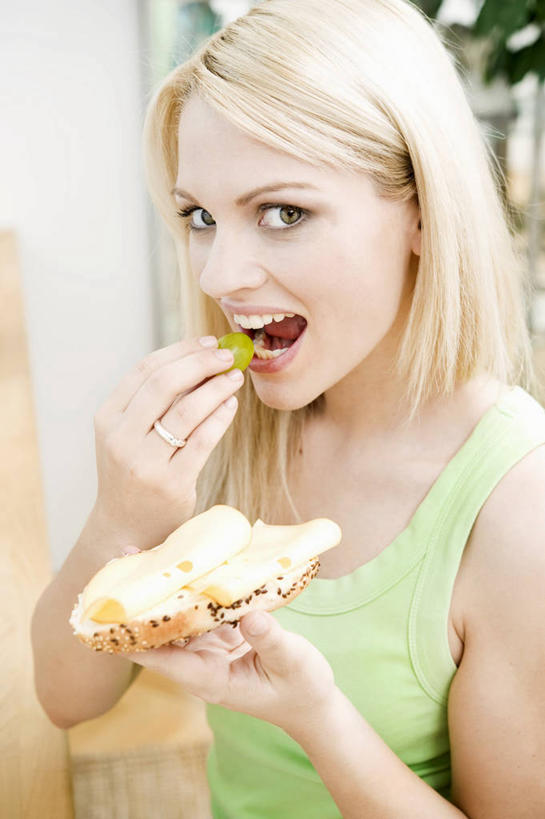 奶酪,西方人,一个人,站,吃,竖图,室内,白天,正面,烹饪,西餐,葡萄,水果,欧洲,欧洲人,仅一个年轻女性,仅一个女性,仅一个人,握,服装,新鲜,背心,墙,生食,干酪,起司,三明治,料理,食品,果实,芝士,营养,拿,拿着,注视,菜肴,美食,墙壁,墙面,食物,衣服,绿色,白色,快餐,观察,看,站着,张嘴,乳酪,西式,握着,服饰,佳肴,有机食品,绿色食品,观看,察看,乳制品,衣着,穿着,关注,发酵,张大嘴巴,西式快餐,三文治,衣饰,年轻女性,女人,女性,白种人,张开嘴,山葫芦,蒲桃,草龙珠,嚼,食,站立,半身,彩图