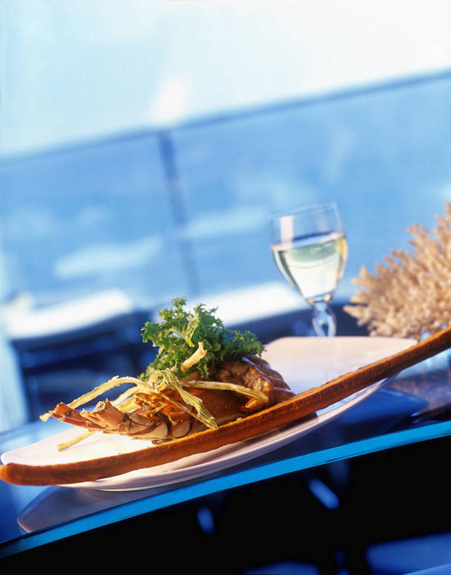 海鲜,龙虾,红酒,葡萄酒,无人,竖图,室外,特写,白天,正面,烹饪,西餐,海浪,海洋,餐桌,桌子,杯子,朦胧,模糊,高脚杯,浪花,水平线,辽阔,虾,料理,食品,红酒杯,海平线,白葡萄酒,酒类,水产,菜肴,美食,海洋生物,玻璃制品,酒,食物,饮料,蓝色,蓝天,天空,海水,酒杯,天,广阔,西式,佳肴,晴朗,餐台,一望无际,葡萄酒杯,水生动物,海产品,水生物,海景,海底动物,万里无云,无边无际,一马平川,玻璃杯,大海,风浪,海,海水的波动,近岸浪,涌浪,晴空,晴空万里,彩图,水天相接,水天一线