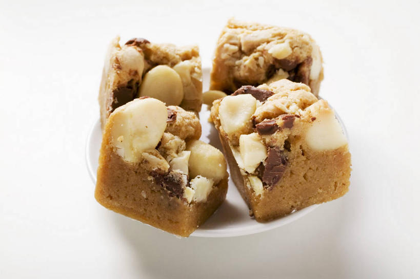 点心,无人,横图,俯视,室内,特写,白天,白色背景,下午茶,桌面,桌子,餐具,两块,阴影,朦胧,模糊,反射,木制,碟子,盘,影子,核桃,食品,糖,糖果,坚果,甜点,甜品,果实,巧克力蛋糕,食物,糕点,盘子,木制品,碟,甜食,干果,巧克力,摄影,影棚,朱古力,胡桃,澳洲坚果,夏威夷果,羌桃,澳洲胡桃,彩图,高角度拍摄,影棚拍摄,拍摄,蛋糕