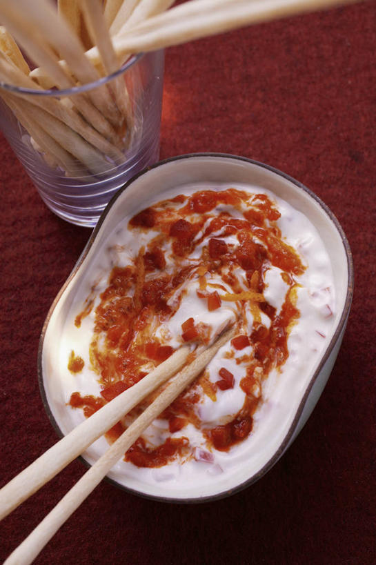 奶酪,无人,竖图,俯视,室内,特写,白天,烹饪,西餐,筷子,桌面,桌子,辣椒,蔬菜,杯子,餐具,一双,阴影,新鲜,反射,木制,影子,陶瓷,干酪,起司,料理,食品,陶瓷制品,芝士,营养,文化,传统,菜肴,美食,玻璃制品,食物,方便筷,木制品,容器,水杯,碗,乳酪,西式,佳肴,有机食品,绿色食品,储藏,礼节,乳制品,储存,礼仪,发酵,辣角,红海椒,大椒,辣虎,广椒,卫生筷,一次性筷子,玻璃杯,进餐用具,辣子,红辣椒,海椒,番椒,彩图,高角度拍摄,贮存