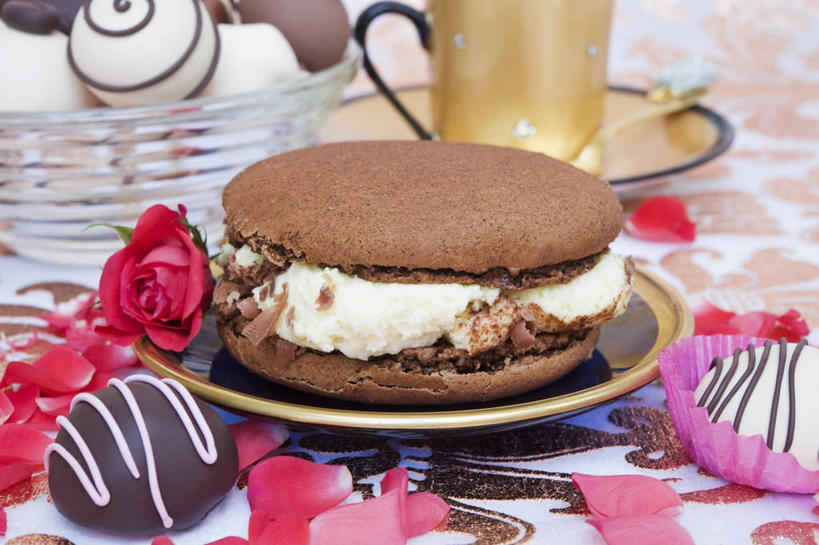 点心,无人,横图,俯视,室内,特写,白天,桌面,桌子,杯子,餐具,阴影,朦胧,模糊,反射,木制,碟子,盘,影子,食品,糖,糖果,甜点,甜品,食物,糕点,盘子,木制品,水杯,碟,甜食,巧克力,朱古力,马卡龙,玛卡龙,杏仁小圆饼,茶杯,彩图,高角度拍摄