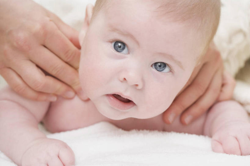 西方人,婴儿,儿童,两个人,家庭,母亲,躺,横图,室内,白天,正面,纯洁,床,卧室,欧洲,欧洲人,握,服装,朦胧,模糊,床单,注视,休闲装,被子,小孩,衣服,观察,看,趴着,休闲,温暖,温馨,一家人,休闲服,可爱,母爱,童年,童趣,握着,服饰,单人床,活泼,观看,和睦,察看,被单,关注,宝宝,童真,纯真,烂漫,无邪,母婴,卧着,伶俐,天真,年轻女性,女人,女性,白种人,孩子,年轻人,趴,躺着,卧,半身,彩图,睡房,卧房,融洽