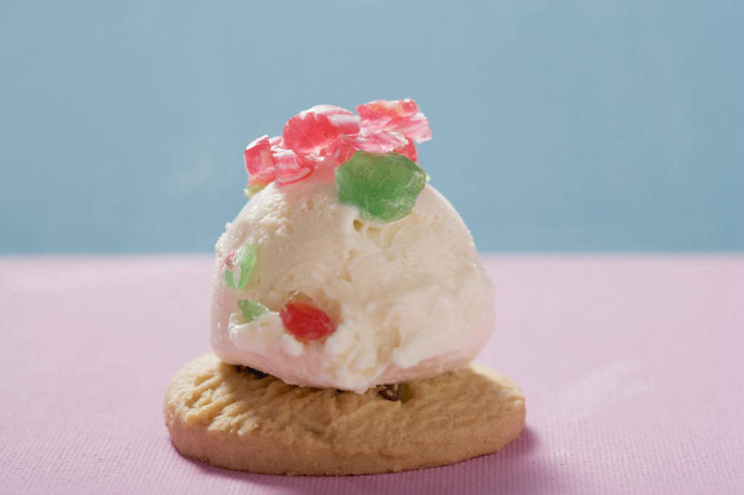 点心,无人,横图,俯视,室内,特写,白天,桌面,桌子,阴影,蓝色背景,朦胧,模糊,反射,木制,影子,薄荷,食品,冰激凌,银丹草,曲奇,清凉,食物,粉色,木制品,饼干,冷饮,零食,舒服,冰淇淋,摄影,影棚,解暑,解渴,雪糕,曲奇饼,曲奇饼干,舒爽,冰糕,消暑,斑叶凤梨薄荷,夜息香,胡椒薄荷,彩图,高角度拍摄,影棚拍摄,拍摄