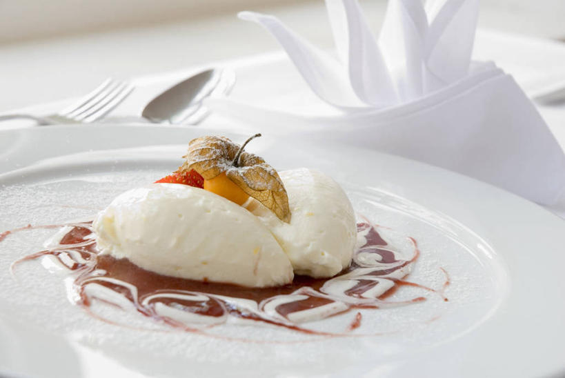 点心,无人,横图,俯视,室内,特写,白天,白色背景,桌面,桌子,餐具,阴影,反射,木制,碟子,盘,影子,勺子,食品,甜点,甜品,食物,糕点,盘子,餐巾,木制品,调羹,碟,汤匙,果酱,甜食,草莓酱,摄影,影棚,果子酱,保洁方巾,口布,彩图,高角度拍摄,影棚拍摄,拍摄