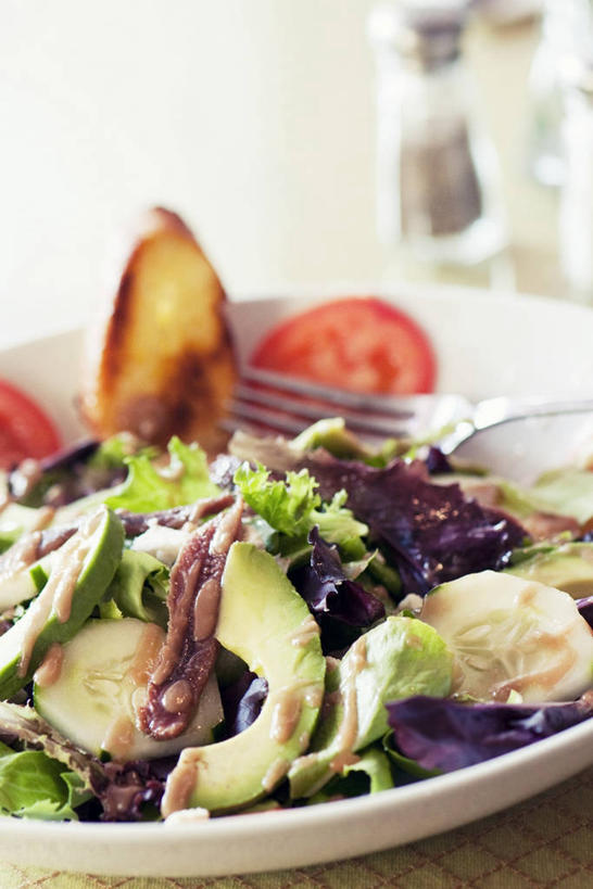 海鲜,无人,竖图,俯视,室内,特写,白天,桌面,桌子,蔬菜,西红柿,小番茄,水果,阴影,朦胧,模糊,新鲜,反射,木制,影子,陶瓷,肉,生食,鱼肉,沙拉,食品,果实,陶瓷制品,色拉,蔬果,水产,沙律,肉类,食物,一个,木制品,容器,碗,酪梨,鳄梨,有机食品,绿色食品,单个,色拉酱,储藏,油梨,储存,海产品,千岛酱,肉食,樟梨,小西红柿,樱桃小番茄,珍珠小番茄,牛油果,樱桃番茄,圣女果,番茄,彩图,高角度拍摄,海鲜沙拉,贮存