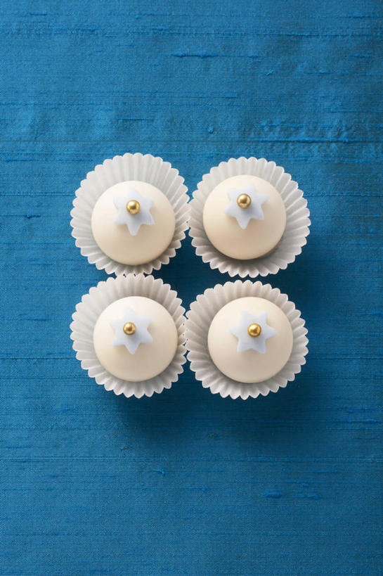 无人,竖图,俯视,室内,特写,白天,桌面,桌子,阴影,蓝色背景,反射,木制,影子,食品,糖,糖果,甜点,甜品,白巧克力,食物,木制品,甜食,巧克力,四个,摄影,影棚,朱古力,纸托,蛋糕托,蛋糕托纸,蛋糕纸托,彩图,高角度拍摄,影棚拍摄,拍摄