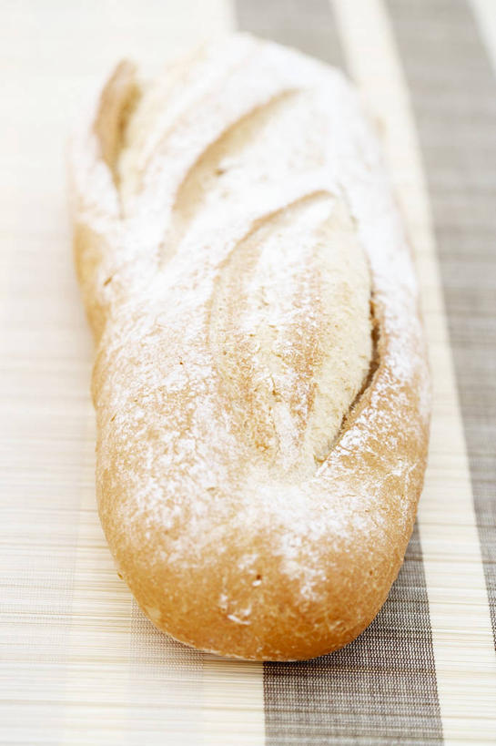 点心,面包,无人,竖图,俯视,室内,特写,白天,桌面,桌子,阴影,朦胧,模糊,反射,木制,影子,食品,面点,法国面包,食物,糕点,一个,木制品,单个,法棍,长棍面包,法式长棍面包,彩图,高角度拍摄