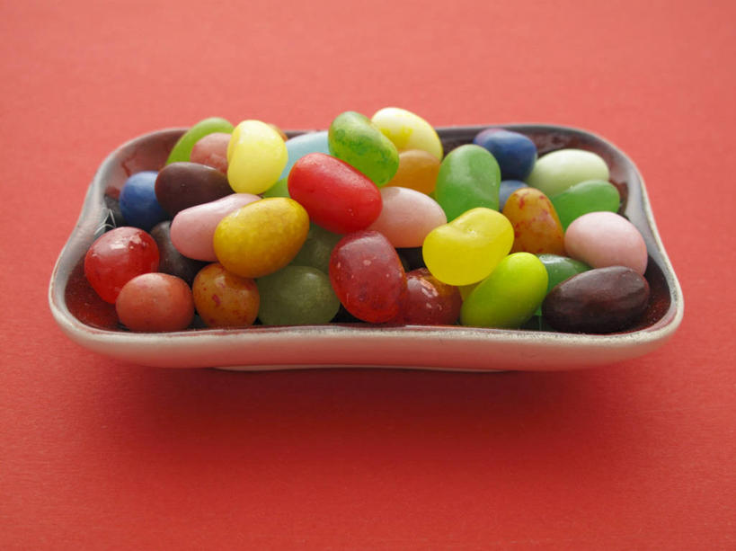 无人,横图,俯视,彩色,室内,特写,白天,桌面,桌子,一堆,许多,阴影,堆叠,堆积,红色背景,反射,木制,影子,陶瓷,食品,糖,糖果,甜点,甜品,陶瓷制品,软糖,食物,一个,木制品,容器,碗,甜食,摄影,影棚,单个,储藏,堆,五颜六色,色彩斑斓,储存,五彩缤纷,五彩斑斓,五光十色,彩图,高角度拍摄,影棚拍摄,拍摄,贮存