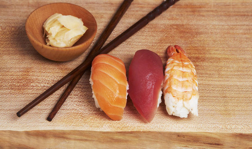 米饭,三文鱼,寿司,无人,横图,俯视,室内,特写,白天,烹饪,筷子,桌面,桌子,鲑鱼,姜,蔬菜,餐具,一排,一双,阴影,新鲜,整齐,反射,木制,影子,陶瓷,虾,日本料理,料理,食品,陶瓷制品,饭,鲔鱼,文化,传统,金枪鱼,菜肴,美食,食物,排列,木制品,容器,碗,日式料理,日式,佳肴,有机食品,绿色食品,储藏,礼节,大马哈鱼,五谷,吞拿鱼,储存,队列,手握寿司,醋饭,止咳,礼仪,斑节对虾,斑节虾,握寿司,押寿司,撒蒙鱼,萨门鱼,冰海之皇,鲑,止痛,马哈鱼,麻哈鱼,大麻哈鱼,解毒,日本对虾,竹节虾,四喜饭,发汗,温肺,温胃,行气,止呕,百辣云,进餐用具,生姜,老姜,彩图,高角度拍摄,贮存,散寒