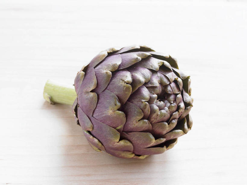 无人,横图,俯视,室内,特写,白天,白色背景,桌面,桌子,蔬菜,阴影,新鲜,反射,木制,影子,朝鲜蓟,食品,食物,一个,木制品,洋蓟,摄影,有机食品,绿色食品,影棚,单个,彩图,高角度拍摄,影棚拍摄,拍摄,菜蓟,法国百合,球洋蓟,蔬菜之皇,洋百合