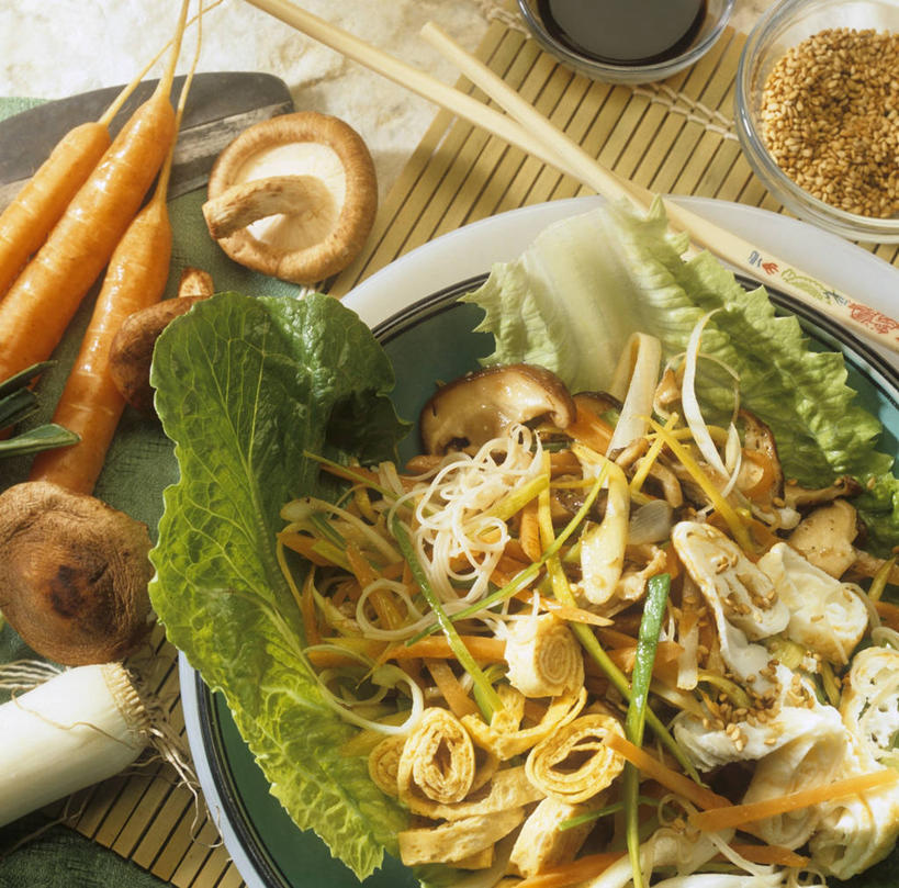 面食,通心粉,无人,横图,俯视,室内,特写,白天,西餐,筷子,桌面,桌子,萝卜,胡萝卜,蔬菜,餐具,一双,阴影,新鲜,反射,木制,碟子,盘,影子,陶瓷,菌菇,香菇,面,生食,蔬菜沙拉,通心面,芝麻,沙拉,料理,食品,陶瓷制品,菌类,文化,色拉,传统,沙律,食物,盘子,木制品,容器,碟,碗,食用菌,西式,有机食品,绿色食品,色拉酱,储藏,礼节,储存,千岛酱,礼仪,脂麻,胡麻,白麻,巨胜子,油麻,进餐用具,红萝卜,甘荀,彩图,高角度拍摄,贮存