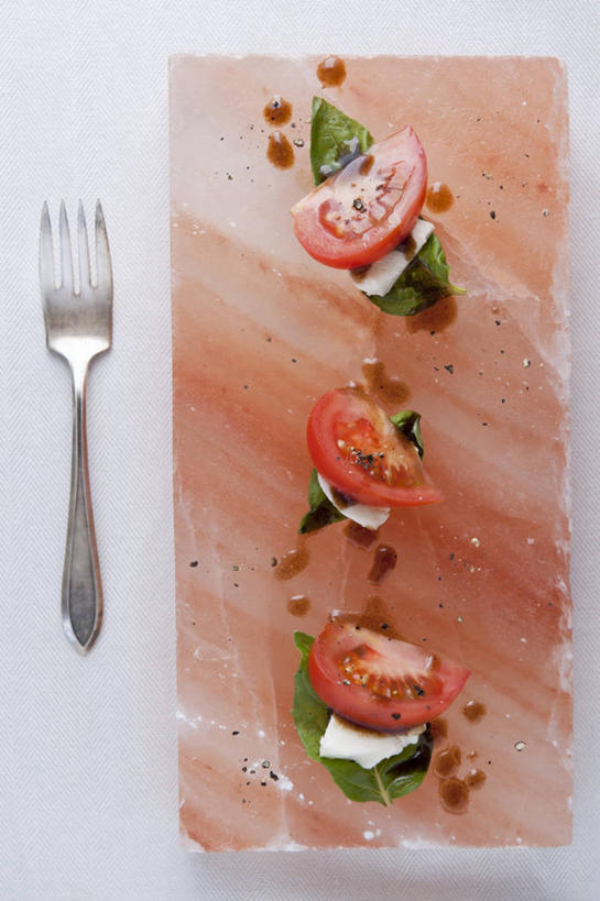 奶酪,无人,竖图,俯视,室内,特写,白天,白色背景,烹饪,西餐,植物,桌面,桌子,蔬菜,西红柿,小番茄,餐具,叶子,金属制品,阴影,新鲜,反射,金属,木制,叉子,碟子,盘,影子,香料,干酪,起司,料理,食品,绿叶,草药,芝士,营养,菜肴,美食,中药,食物,盘子,木制品,碟,香草,嫩叶,乳酪,西式,摄影,佳肴,有机食品,绿色食品,影棚,罗勒,乳制品,紫苏,药材,中草药,发酵,餐叉,九层塔,圣约瑟夫草,甜罗勒,兰香,中药材,本草,小西红柿,樱桃小番茄,珍珠小番茄,叶,叶片,进餐用具,樱桃番茄,圣女果,番茄,彩图,高角度拍摄,影棚拍摄,拍摄