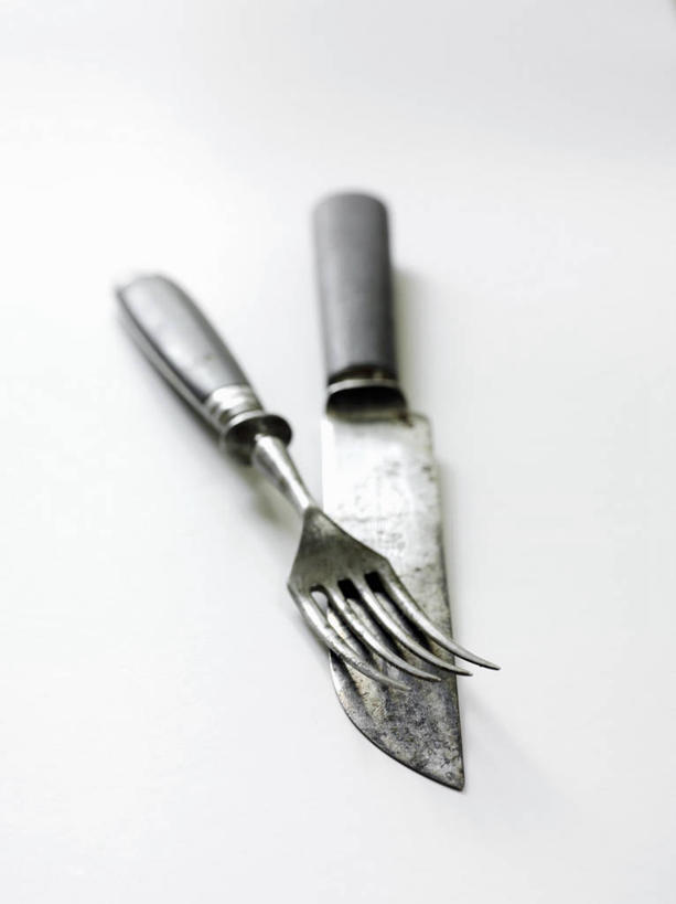 无人,竖图,俯视,室内,特写,白天,白色背景,桌面,桌子,静物,餐具,金属制品,阴影,反射,金属,木制,叉子,刀叉,刀子,影子,木制品,摄影,影棚,餐刀,餐叉,进餐用具,彩图,高角度拍摄,影棚拍摄,拍摄