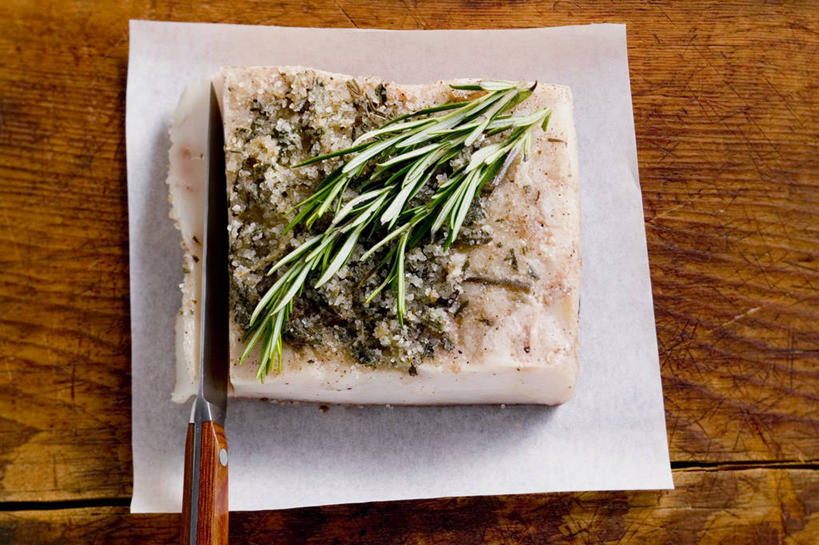 无人,横图,俯视,室内,特写,白天,桌面,桌子,叶子,金属制品,阴影,反射,金属,木制,包装,包装纸,工具,影子,纸,肉,绿叶,刀具,纸张,火腿,猪肉,肉类,腌制,木制品,刀,嫩叶,迷迭香,包装材料,牛皮纸,菜刀,肉食,豚肉,海洋之露,切菜刀,熏制,火肉,兰熏,猪腿,叶,叶片,彩图,高角度拍摄