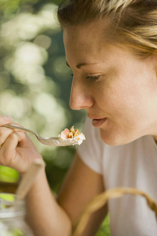 西方人,脸,头,脸颊,手,一个人,吃,交叉,竖图,室外,特写,白天,正面,早餐,植物,竹子,金属制品,欧洲,欧洲人,仅一个年轻女性,仅一个女性,仅一个人,握,竹制,服装,朦胧,模糊,编织,金属,篮子,勺子,谷物,食品,拿,拿着,注视,休闲装,美食,饮食,树,树木,一个,衣服,绿色,自然,竹篮,调羹,汤匙,观察,看,休闲,手部,休闲服,握着,保健,服饰,生长,单个,成长,观看,竹条,单手,交织,麦片,察看,竹制品,关注,穿插,年轻女性,女人,女性,白种人,头部,脸部,脸蛋,面部,嚼,食,半身,彩图