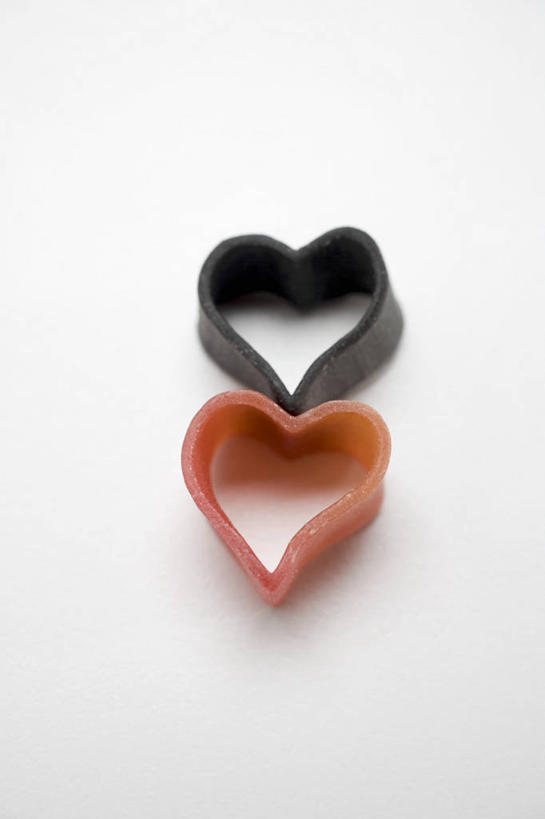 无人,竖图,俯视,室内,特写,白天,白色背景,爱情,桌面,桌子,静物,阴影,爱心,反射,木制,影子,浪漫,两个,木制品,温暖,温馨,心形,恩爱,摄影,影棚,模具,和睦,心型,彩图,高角度拍摄,影棚拍摄,拍摄,融洽