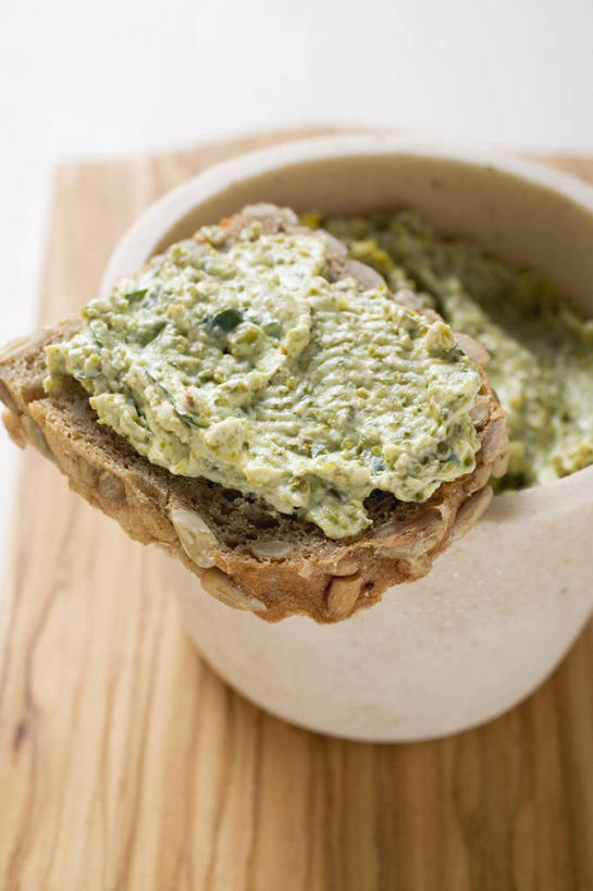 点心,面包,无人,竖图,俯视,室内,特写,白天,白色背景,桌面,桌子,阴影,反射,木制,影子,陶瓷,调料,酱料,酱汁,佐料,食品,面点,甜点,甜品,案板,陶瓷制品,调味品,调味料,酱,砧板,食物,糕点,一个,木制品,容器,碗,甜食,奶油,摄影,影棚,单个,储藏,乳制品,储存,激凌,克林姆,淇淋,彩图,高角度拍摄,影棚拍摄,拍摄,贮存