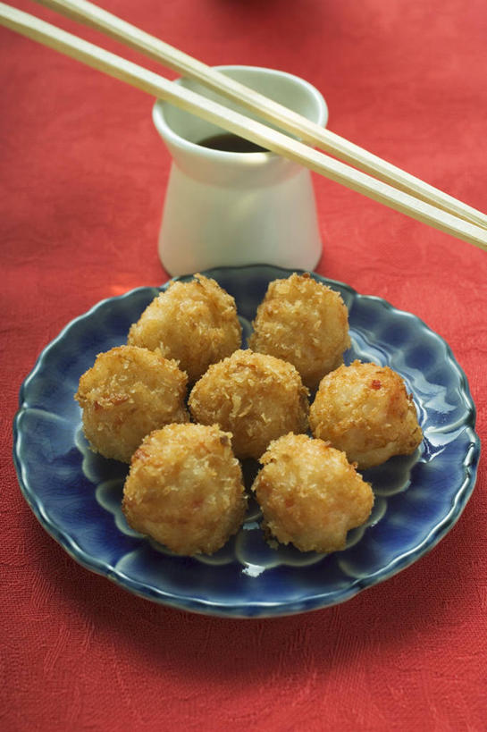 海鲜,无人,竖图,俯视,室内,特写,白天,筷子,桌面,桌子,餐具,一双,阴影,红色背景,反射,木制,碟子,盘,影子,陶瓷,调料,虾,油炸,陶瓷制品,调味品,调味料,文化,传统,酱油,水产,大虾,海洋生物,一个,盘子,木制品,容器,碟,碗,摄影,影棚,对虾,单个,储藏,礼节,储存,水生动物,海产品,礼仪,水生物,海底动物,斑节虾,东方对虾,中国对虾,豉油,进餐用具,彩图,高角度拍摄,影棚拍摄,拍摄,贮存