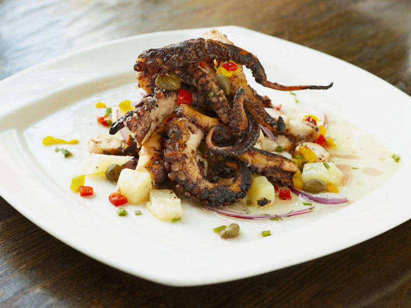 海鲜,无人,横图,俯视,室内,特写,白天,桌面,桌子,鱿鱼,蔬菜,餐具,阴影,新鲜,反射,木制,碟子,盘,影子,生食,蔬菜沙拉,沙拉,食品,色拉,水产,沙律,海洋生物,食物,一个,盘子,木制品,碟,有机食品,绿色食品,单个,色拉酱,水生动物,海产品,千岛酱,水生物,海底动物,柔鱼,枪乌贼,彩图,高角度拍摄