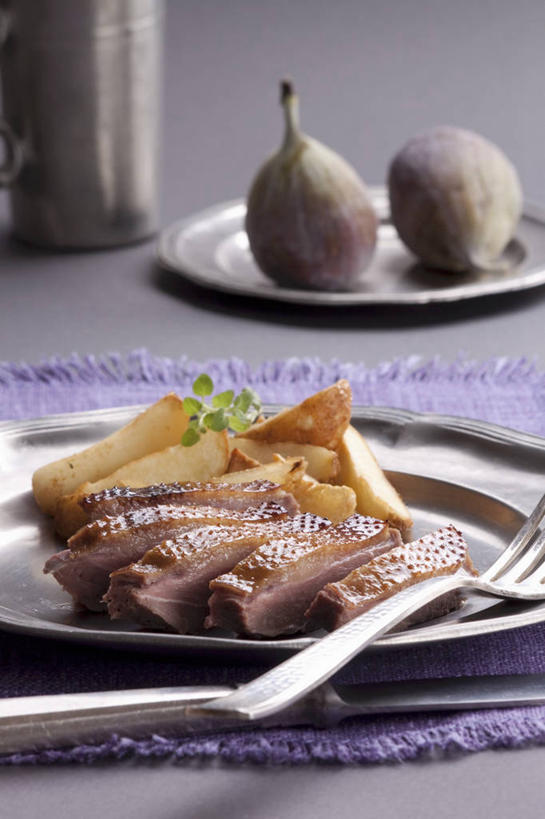 无人,竖图,俯视,室内,特写,白天,桌面,桌子,无花果,蔬菜,土豆,餐具,水果,金属制品,阴影,花纹,新鲜,反射,金属,木制,布,叉子,碟子,盘,图案,影子,肉,生食,食品,果实,布纹,鸭肉,肉类,食物,盘子,木制品,碟,有机食品,绿色食品,布匹,肉食,餐叉,馍馍蛋,进餐用具,映日果,树地瓜,奶浆果,蜜果,洋芋,山药蛋,马铃薯,彩图,高角度拍摄