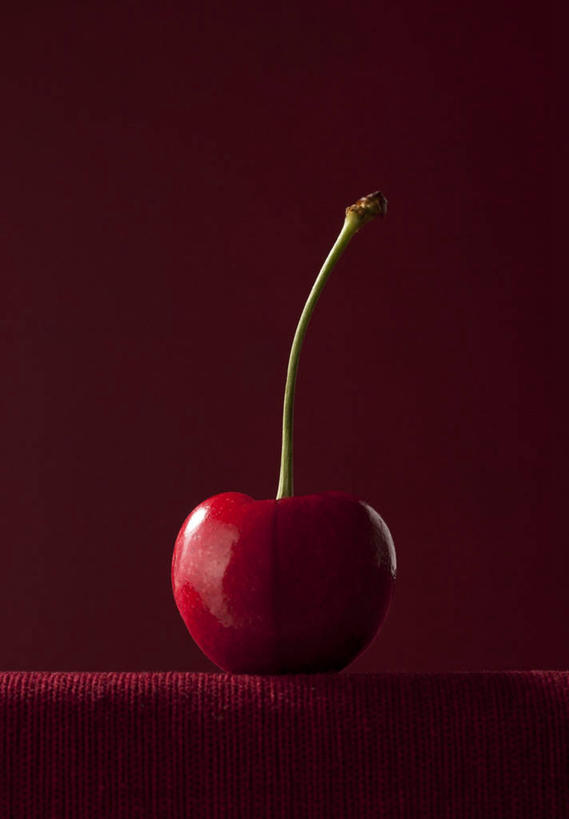 无人,竖图,室内,特写,白天,正面,桌面,桌子,樱桃,水果,阴影,红色背景,新鲜,反射,木制,影子,生食,食品,果实,食物,一个,红色,木制品,摄影,有机食品,绿色食品,影棚,单个,樱珠,莺桃,英桃,楔桃,牛桃,荆桃,彩图,影棚拍摄,拍摄