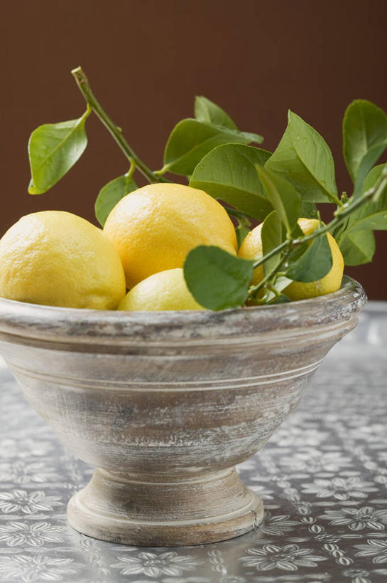 无人,竖图,室内,特写,白天,正面,植物,桌面,桌子,柠檬,水果,叶子,阴影,新鲜,反射,木制,纹理,影子,陶瓷,生食,食品,果实,绿叶,陶瓷制品,食物,一个,黄色,绿色,木制品,容器,碗,嫩叶,摄影,有机食品,绿色食品,影棚,单个,储藏,储存,肌理,叶,叶片,叶脉,益母果,柠果,彩图,影棚拍摄,拍摄,贮存