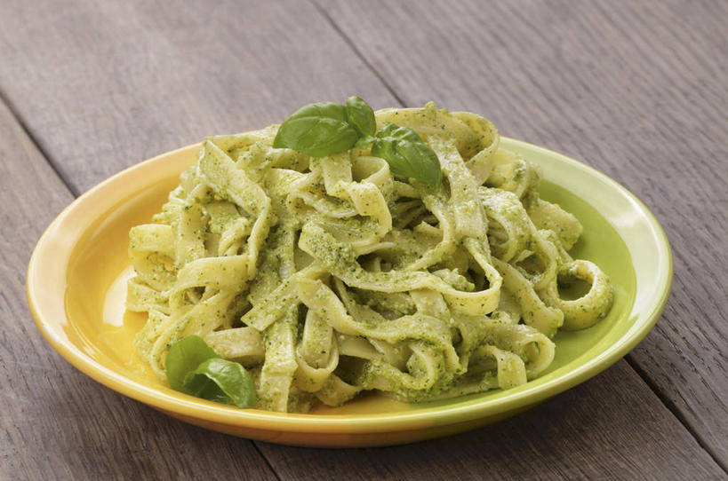 面食,面条,意大利面,无人,横图,俯视,室内,特写,白天,西餐,植物,桌面,桌子,餐具,叶子,阴影,反射,木制,碟子,盘,影子,调料,酱料,酱汁,面,香料,佐料,料理,食品,绿叶,草药,调味品,调味料,酱,中药,食物,一个,盘子,木制品,碟,香草,嫩叶,西式,摄影,影棚,单个,罗勒,紫苏,药材,中草药,九层塔,圣约瑟夫草,甜罗勒,兰香,中药材,本草,叶,叶片,彩图,高角度拍摄,影棚拍摄,拍摄