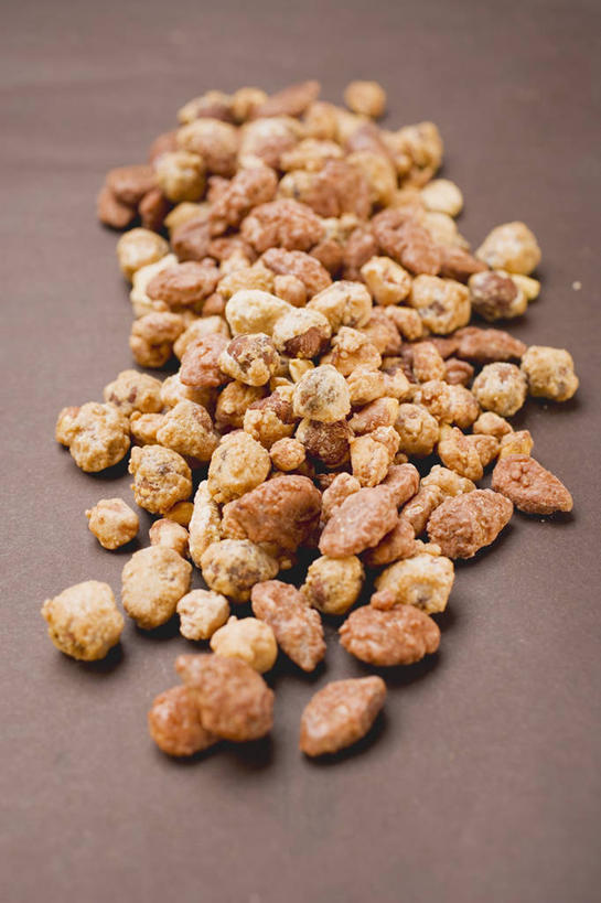 无人,竖图,俯视,室内,特写,白天,植物,桌面,桌子,豆,花生,一堆,许多,阴影,堆叠,堆积,反射,粘稠,木制,影子,豆类,豆子,调料,糖,坚果,果实,调味品,很多,调味料,木制品,干果,摄影,长生果,影棚,堆,糖浆,花生仁,黏稠,豆科,落花生,落生,浓厚,花生米,花生豆,彩图,高角度拍摄,影棚拍摄,拍摄